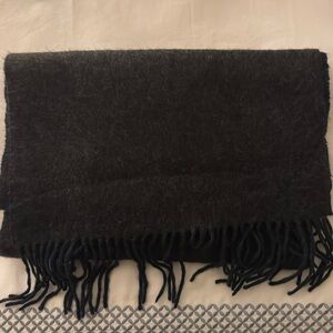 Saks fifth avenue two tone large cashmere scarf